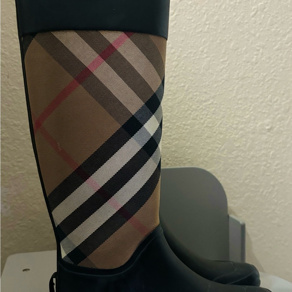 Burberry Rainboots - Picture 2 of 4
